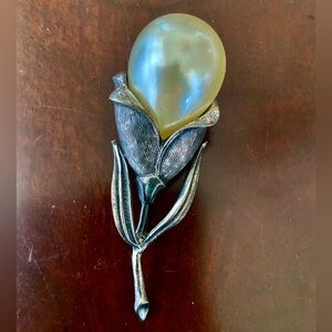 Vintage Botticelli Flower Brooch with Large Faux Baroque Pearl&Silver Tone Metal